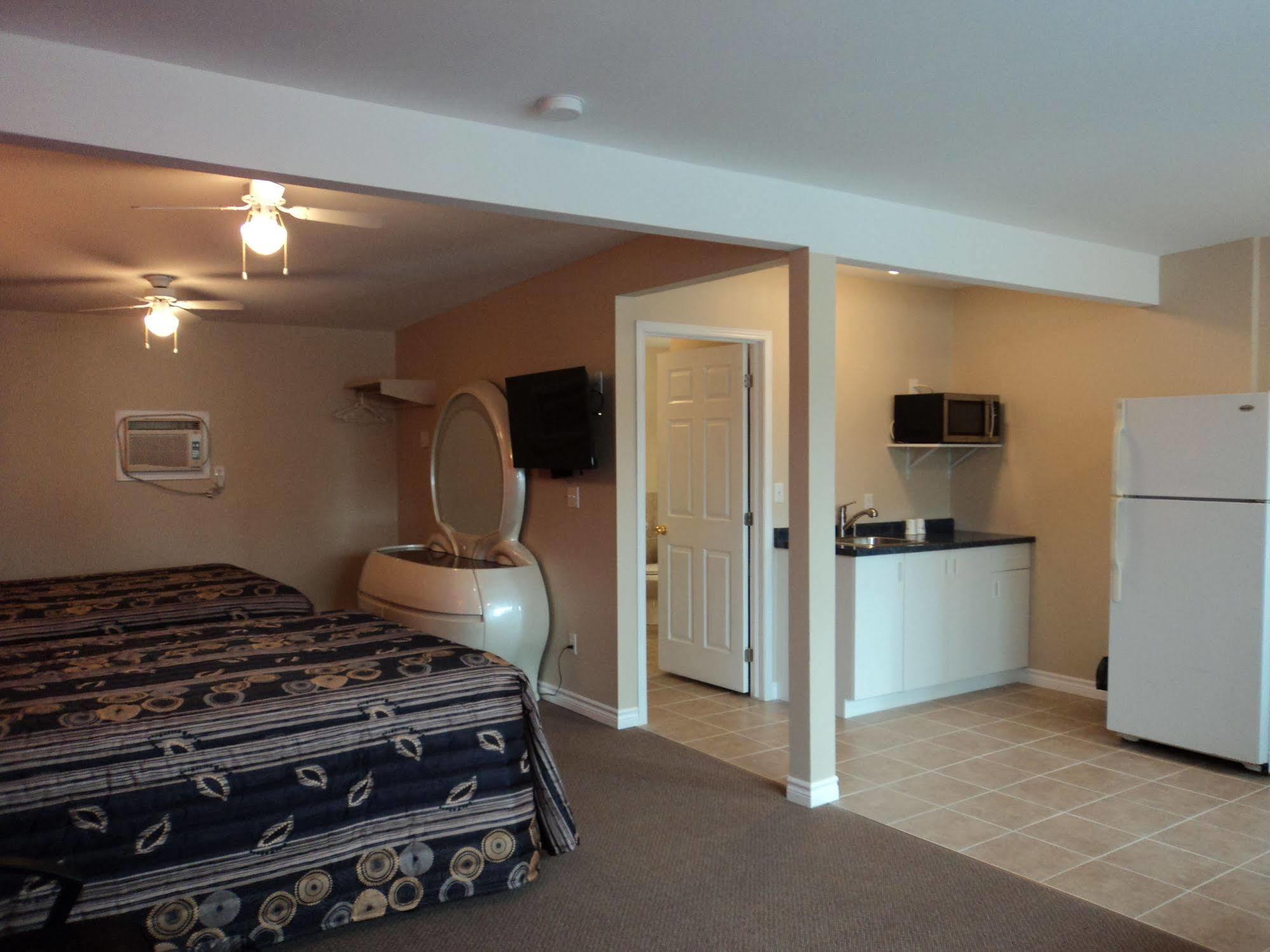Rymal'S Motel Лимингтон Экстерьер фото